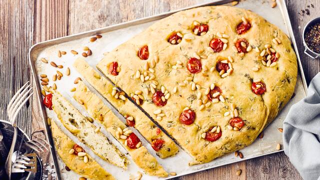 Bärlauch-Focaccia mit Tomate