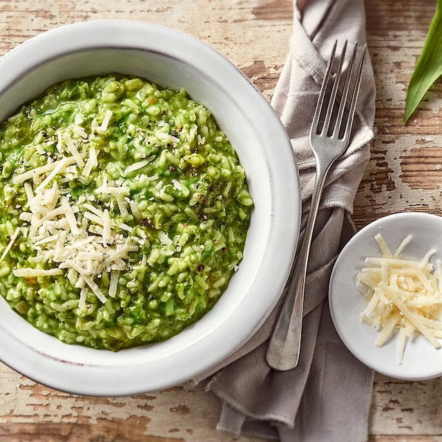Lust auf Risotto und die feinen Blätter von Bärlauch haben gerade Saison? Dann ist dieses würzige Bärlauchrisotto genau das richtige. Der leichte Geschmack von Knoblauch mit knusprigen Schinken-Topping und Rucola machen dieses Essen perfekt.