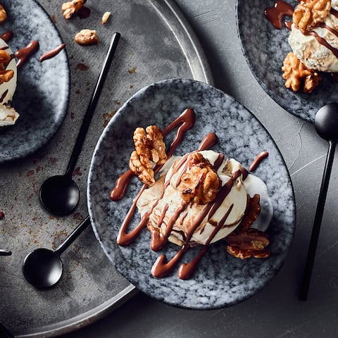 Wer den sahnigen Likör mag, wird dieses Eis lieben: Selbstgemachtes Baileys-Eis mit Walnusskernen und Schokoladensoße als Dekoration. 