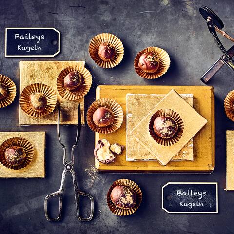 Schön verpackt hätten Sie hier ein super Weihnachtsgeschenk. Aber Vorsicht – so lecker will man die kleinen Baileys Kugeln dann doch lieber direkt selbst vernaschen!