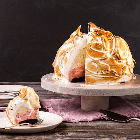 Sie brauchen Zeit und Geduld, aber das Ergebnis wird sich definitiv lohnen: Probieren Sie einmal Baked Alaska mit köstlichem Brownie-Boden, zweierlei selbstgemachter Eiscreme und einer Meringue-Schicht.