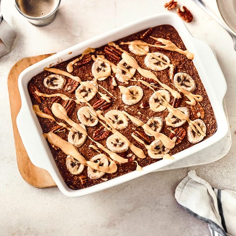 Ähnlich dem Porridge oder Overnight Oats haben wir hier eine weitere Frühstücksidee für Sie: Unser veganes Baked Oatmeal aus Leinsamen, Bananen, Haferdrink und Haferflocken.