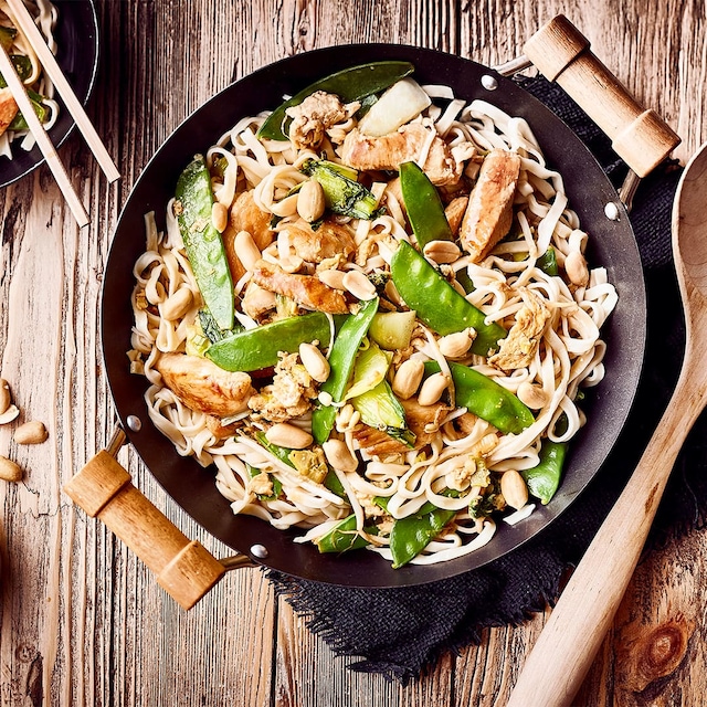 Goreng bedeutet soviel wie „gebraten“ und Bami steht für Nudel. Bei Bami Goreng servieren wir Ihnen gebratene Nudeln mit Hähnchenfleisch und Gemüse.