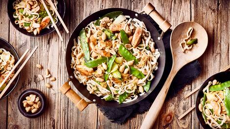 Goreng bedeutet soviel wie „gebraten“ und Bami steht für Nudel. Bei Bami Goreng servieren wir Ihnen gebratene Nudeln mit Hähnchenfleisch und Gemüse.