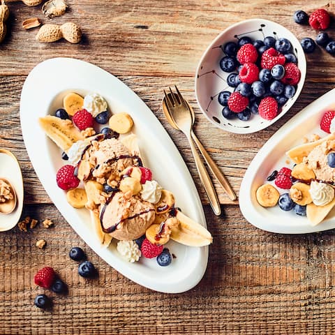 Mindestens genauso lecker wie früher in der Eisdiele und zum Teilen fast zu schade: Unser Banana Split mit selbstgemachter Erdnussbutter-Eiscreme. 