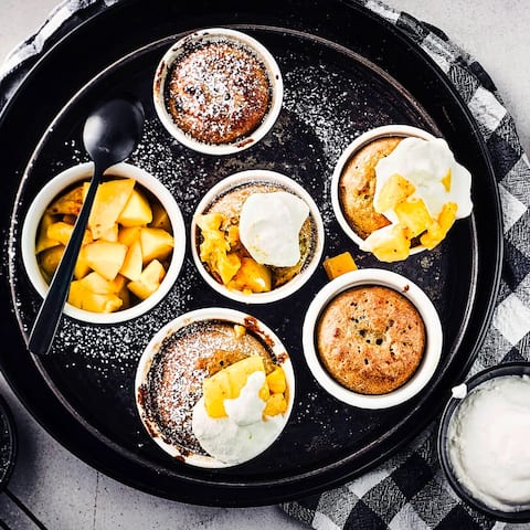 Exotisches Dessert für die ganze Familie: Bananenpudding mit getrockneter Mango und Bitterschokolade, dazu eine Chili-Kokos-Creme und frische Ananas!