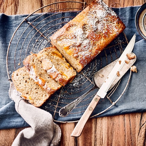 Ein herrlich saftiger Kuchen mit Bananen und Mandarinen mit einem Esslöffel Rum - leicht exotisch ist dieser Kuchen wirklich mal etwas Anderes!