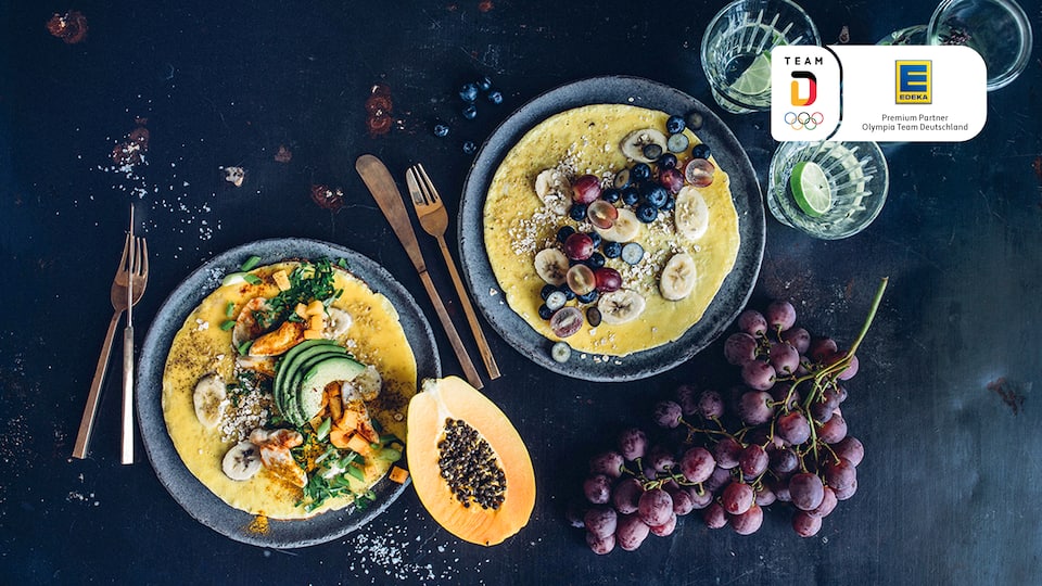 Wir lieben Bananen und das in allerlei Variationen: Zum Beispiel bei unseren zweierlei Bananen-Omelettes – einmal süß mit Beeren, Trauben und Mandelmus und einmal herzhaft mit Hähnchen und Avocado. 