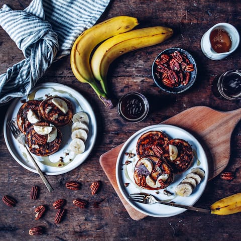 Pancake-Genuss ganz ohne tierische Produkte? Das Bananenmus und die Haferdrink machen es möglich. Probieren Sie unsere Bananen-Pancakes vegan. 