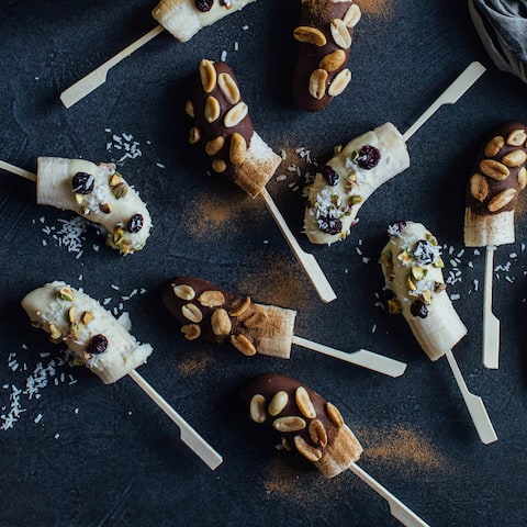 Kennen Sie schon Banane am Stiel? Unsere Bananen-Pops mit Vollmilch- und weißer Schokolade sind der ideale Snack für zwischendurch!
