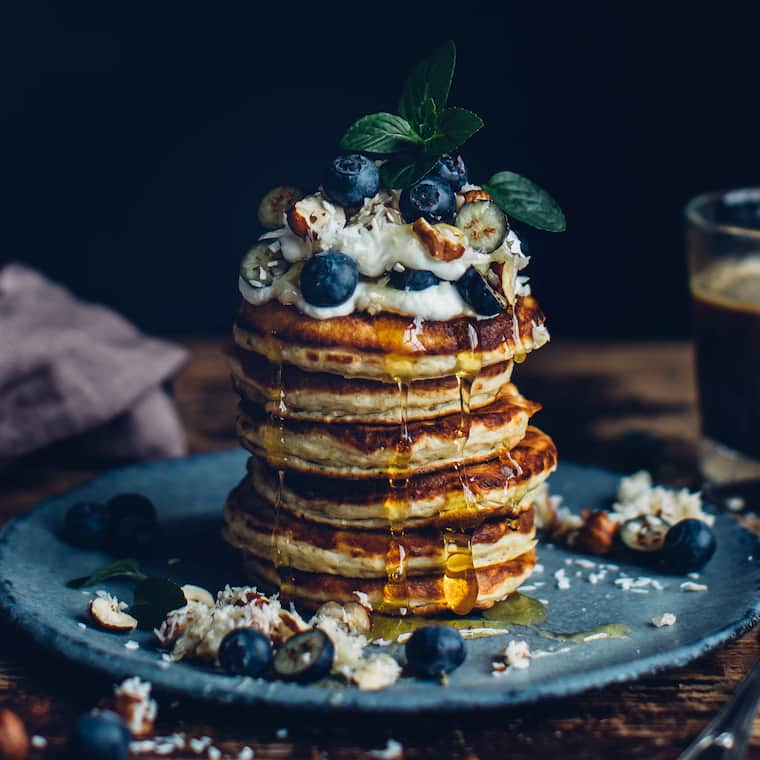 Bananen-Quark-Pancakes mit Heidelbeer-Topping