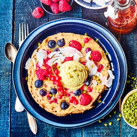 Ob als süßer Mittagssnack oder ballaststoffreiches Abendessen – backen Sie mit Dinkelmehl, Beeren und Pistazien unseren köstlichen Bananen-Schaum-Pfannkuchen! 