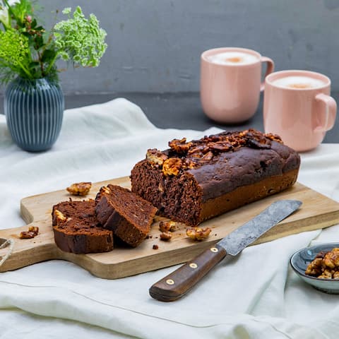 Es muss nicht immer Kuchen sein: Saftig und fruchtig und dann auch noch mit Schokolade: Unser Schoko-Bananen-Brot mit Haferdrink müssen Sie probieren!