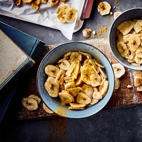 Knusprig gebacken aus dem Ofen sind Bananenchips eine leckere Alternative zu Chips & Co und ein gesunder Snack für zwischendurch. Nach Belieben z.B. mit Muskat würzen oder Vanillemark verfeinern. 