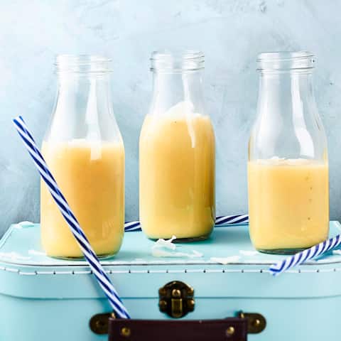 Reife Bananen müssen auf keinen Fall weggetan werden, sondern lassen sich noch vielseitig verwenden. Zum Beispiel ganz schnell und einfach zu selbstgemachtem Bananensaft. 