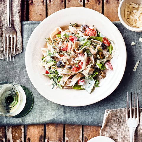 Einfach und super lecker: Vollkornnudeln mit Tomaten und Oliven in feiner Mascarponesauce. Dazu Parmesan und etwas Rucola. 