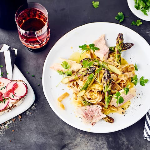 Schnelles Pasta-Menü mit Fisch: Probieren Sie unsere Bandnudeln mit gebratenem Spargel und Räucherlachs, vorneweg Röstbrote mit Frischkäse und zum Schluss Erdbeeren mit Balsamico-Creme und Mascarpone!