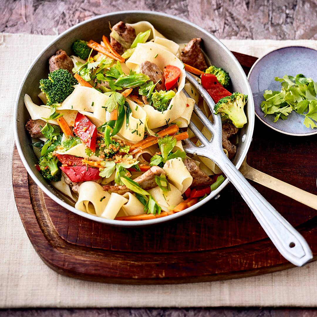 Bandnudelpfanne mit Gemüse und Schweinefilet