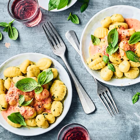 Basilikumgnocchi mit Paprika