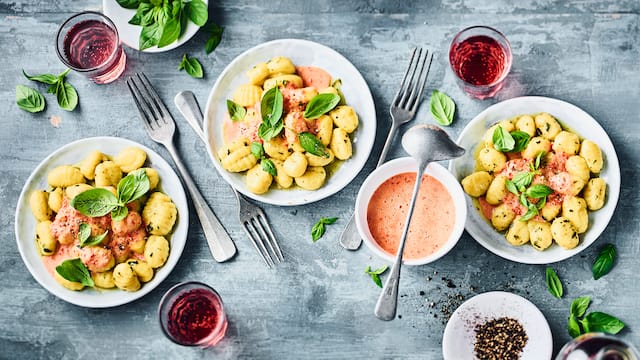 Basilikumgnocchi mit Paprika