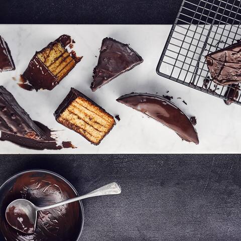 Feiner Rührteig, der auf der Zunge zergeht und eine attraktive Schichtung zeichnen unser Baumkuchen-Rezept aus. Backen Sie ein wahres Kunstwerk für Gaumen und Auge!