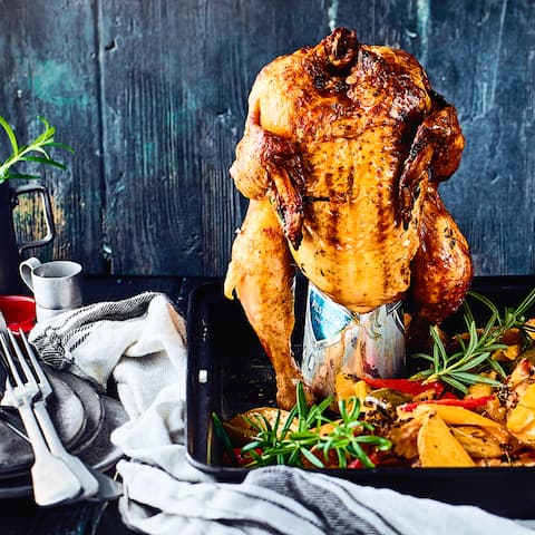 Dazu passt sicherlich ein kühles Dosenbier: Unser Beer-Can-Chicken-Rezept – knuspriges Brathähnchen mit leckerem Ofengemüse. 
