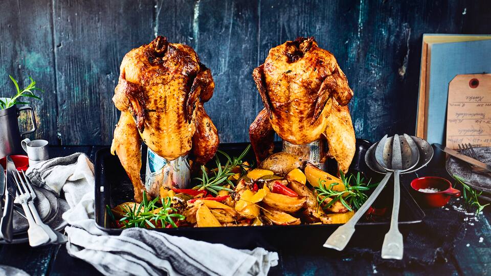 Dazu passt sicherlich ein kühles Dosenbier: Unser Beer-Can-Chicken-Rezept – knuspriges Brathähnchen mit leckerem Ofengemüse. 