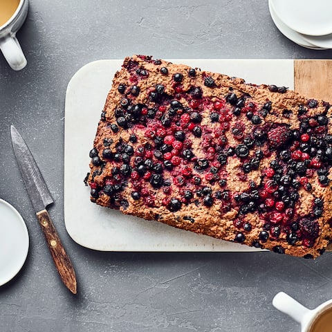 Wenn Sie Lust auf ein paar Clean-eating Rezepte haben und noch etwas fürs Frühstück suchen, sind Sie hier genau richtig: Unser Rezept für einen gesunden Frühstückskuchen mit frischen Beeren.