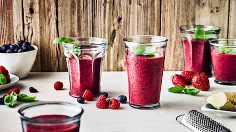 Schnell gemacht und mit ganz viel frischen Beeren: Unser sommerlicher Beeren-Smoothie schmeckt nicht nur an warmen Tagen und ist schon fast ein kleiner Snack.