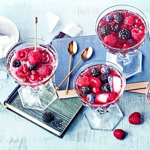 Unser Beerenbowle-Rezept ist die passende Idee für laue Sommerabende. Es bedarf nur fünf Minuten Zeit für die Zubereitung, am besten sind natürlich frische Beeren, alternativ sind Tiefkühlbeeren auch in Ordnung.