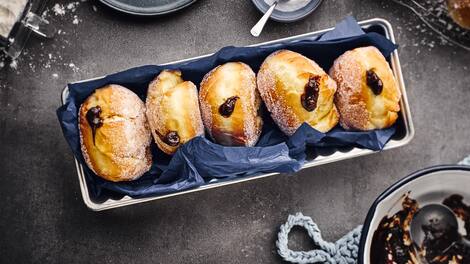 Berliner - Krapfen oder Pfannkuchen: Ein köstliches Hefegebäck! Probieren Sie unser Rezept für selbstgemachte Berliner gefüllt mit Pflaumenmus und in Zucker gewälzt.