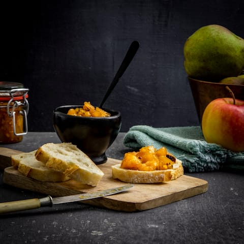 Unser selbstgemachtes Birnen-Apfel-Chutney-Rezept mit Ingwer und Ahornsirup ist besonders köstlich zu Weichkäse oder Ziegenfrischkäse. Oder natürlich zum Verschenken!