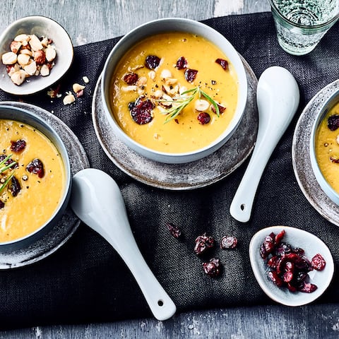 Unsere erfrischende Birnensuppe mit Curry, Kartoffeln und Tomaten ist das perfekte Gericht für heiße Sommertage – eiskalt serviert auf Crushed Ice!