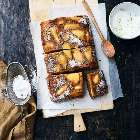 Eine tolle Kombination und lecker auf der Kaffeetafel: Birnen-Ingwer-Blechkuchen. Einfach zubereitet und trotzdem ein Gaumenschmaus.