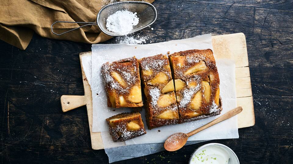 Eine tolle Kombination und lecker auf der Kaffeetafel: Birnen-Ingwer-Blechkuchen. Einfach zubereitet und trotzdem ein Gaumenschmaus.