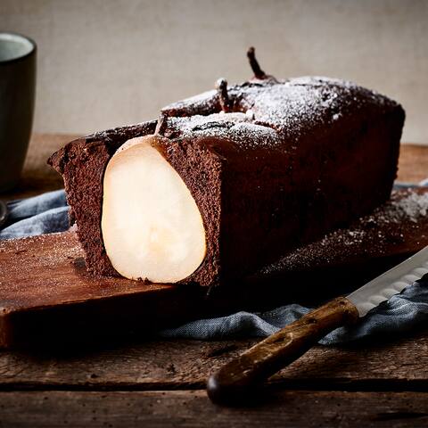 Ein köstlicher Kuchen in Kastenform mit ganzen Birnen und feiner Schokolade. Auch optisch ein wahres Higlight!