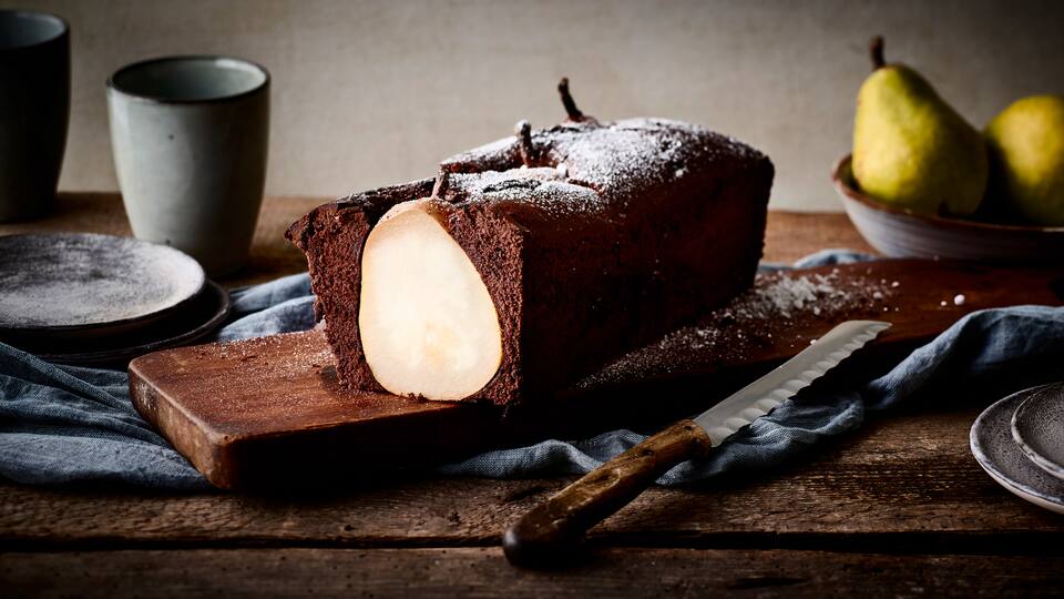 Ein köstlicher Kuchen in Kastenform mit ganzen Birnen und feiner Schokolade. Auch optisch ein wahres Higlight!