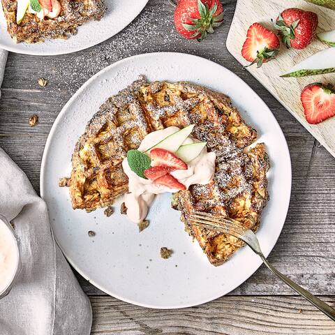 Fruchtig und süß: Probieren Sie unsere kernigen Birnenwaffeln mit getrockneten Pflaumen und Haferflocken an einer Vanillecreme mit Zimt und frischen Erdbeeren!