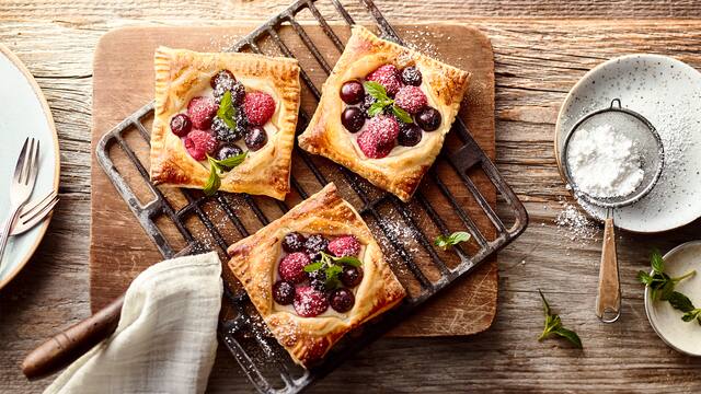 Blätterteigtaschen mit Beeren vom Grill