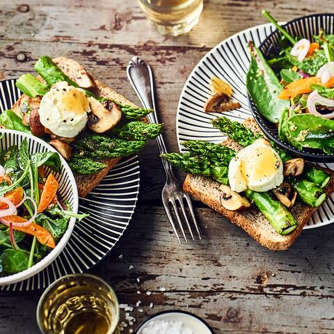 Blattsalat an Spargel-Toast mit Champignons und Ziegenfrischkäse