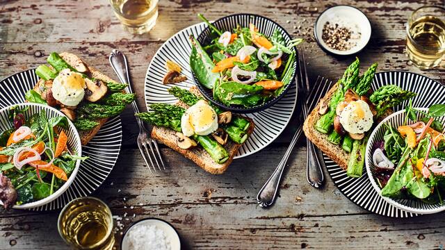 Blattsalat an Spargel-Toast