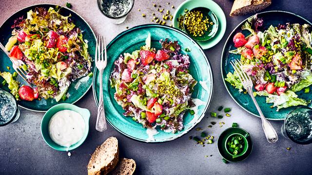 Blattsalat mit Erdbeeren