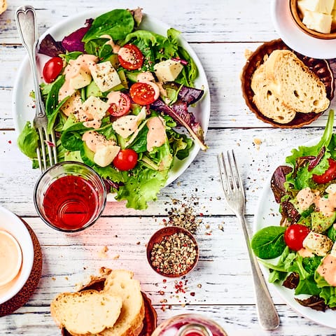 Schnelles Gericht für Zwischendurch oder als Vorspeise: Probieren Sie unseren Blattsalat mit Gurkenstückchen und Mozzarella an Joghurt-Dressing!