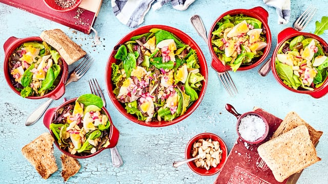 Blattsalat mit Cashewkernen