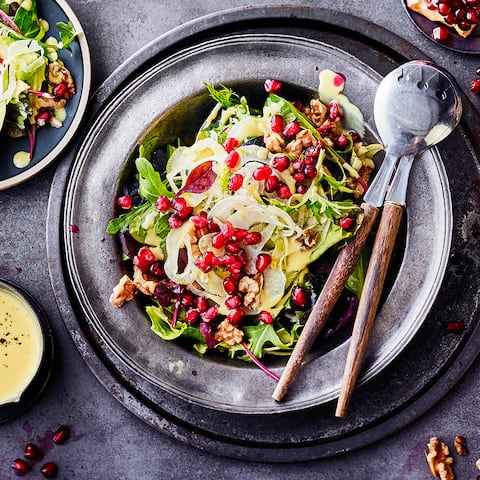 Erfrischendes Gericht für den Herbst: Probieren Sie unseren Blattsalat mit Granatapfel, Fenchel und Walnüssen an pikantem Joghurt-Balsamico-Senf-Dressing! 