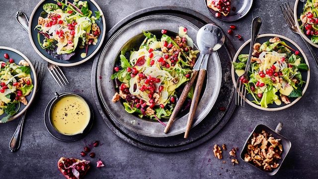 Erfrischendes Gericht für den Herbst: Probieren Sie unseren Blattsalat mit Granatapfel, Fenchel und Walnüssen an pikantem Joghurt-Balsamico-Senf-Dressing! 