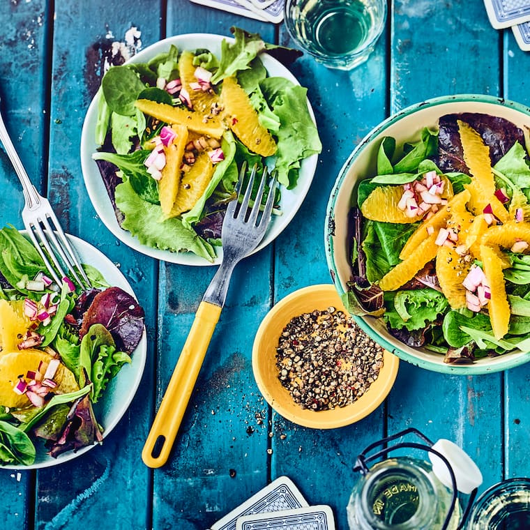 Blattsalat mit Orangenspalten