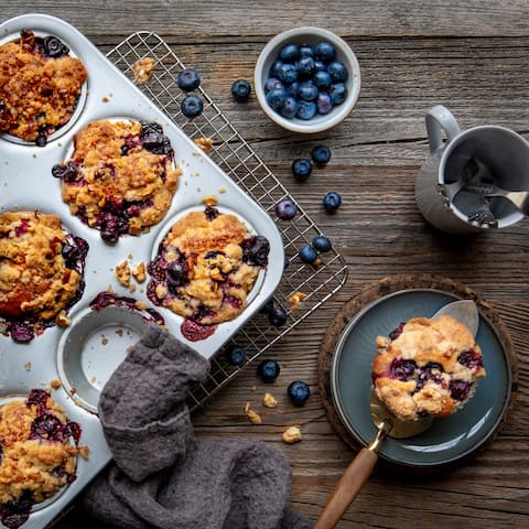 Viele Blaubeeren und ein leckeres Streusel-Topping machen unsere Blaubeer-Muffins unwiderstehlich!