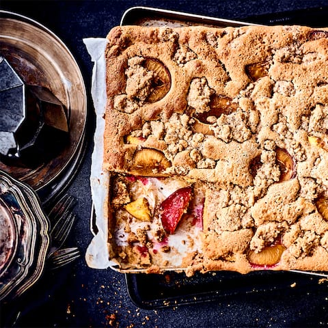 Backen Sie mit Zwetschgen und Nektarinen einen fruchtigen Blechkuchen mit Streuseln. Der Teig wird mit Dinkelvollkornmehl hergestellt.