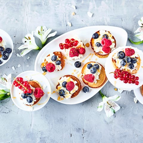 Unser Rezept für Blini mit Beeren ist gluten- und laktosefrei: Mit Buchweizenmehl, Kokosmilch, Reisdrink und Rapsöl – probieren Sie es gleich aus!